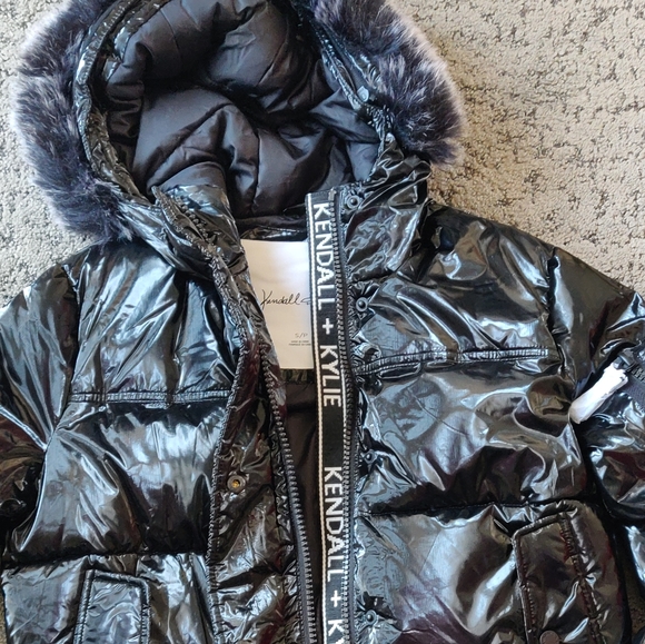 Kendall + Kylie Black Vinyl Puffer| S - Picture 4 of 14